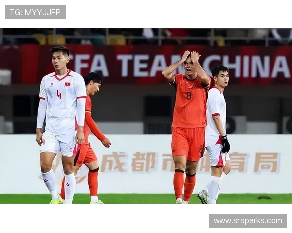 国足与韩国球员赛场冲突引发热议打架视频引发球迷关注与讨论 国足与韩国球员赛场冲突引发热议打架视频引发球迷关注与讨论